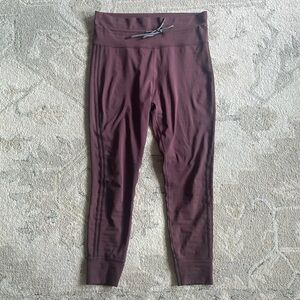 Vuori daily legging size XL in color fig